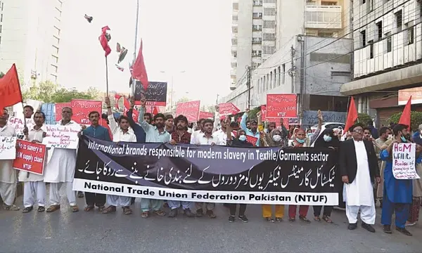 اعتراض مزدی کارگران بخش خدمات دولتی در پاکستان