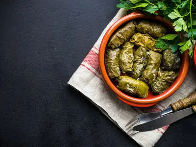 طرز تهیه دلمه برگ مو با شیره انگور