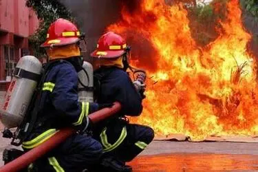 آتش‌سوزی در پارکینگ خودروهای توقیفی نیشابور / 28 دستگاه خودروی سبک و سنگین دچار حریق شد