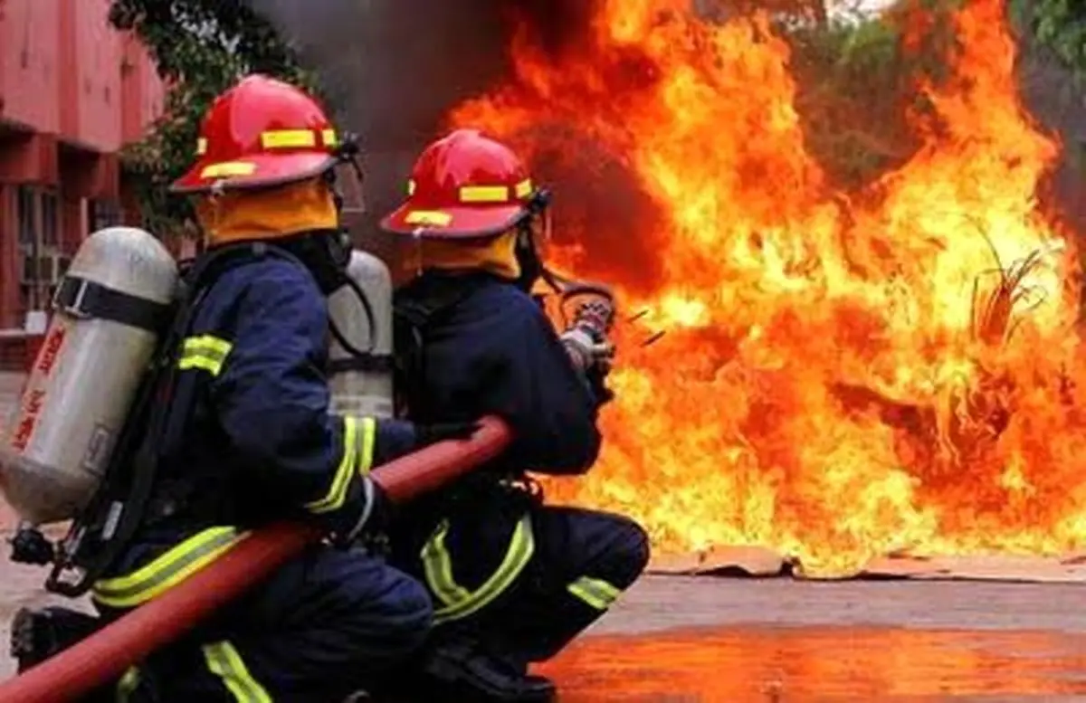 آتش‌سوزی در پارکینگ خودروهای توقیفی نیشابور / 28 دستگاه خودروی سبک و سنگین دچار حریق شد