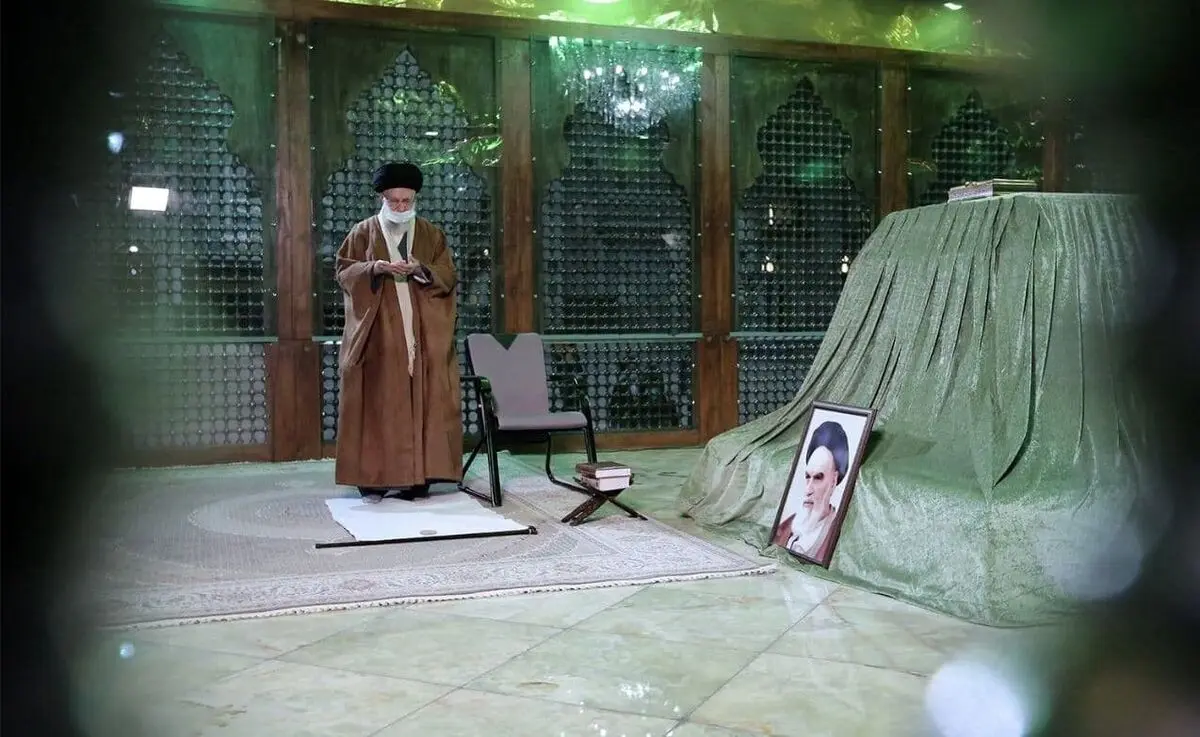 رهبر انقلاب در مرقد مطهر امام راحل و گلزار شهدای بهشت زهرا(س) حضور پیدا کردند