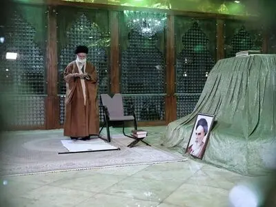 رهبر انقلاب در مرقد مطهر امام راحل و گلزار شهدای بهشت زهرا(س) حضور پیدا کردند