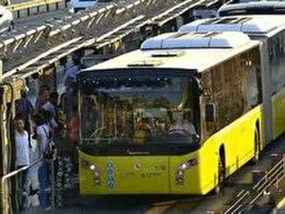 صف طولانی مردم برای سوار شدن به اتوبوس در استانبول! +فیلم