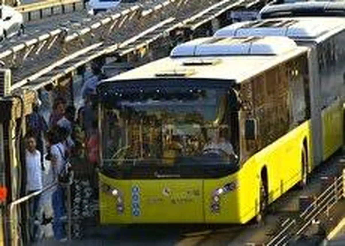 صف طولانی مردم برای سوار شدن به اتوبوس در استانبول! +فیلم