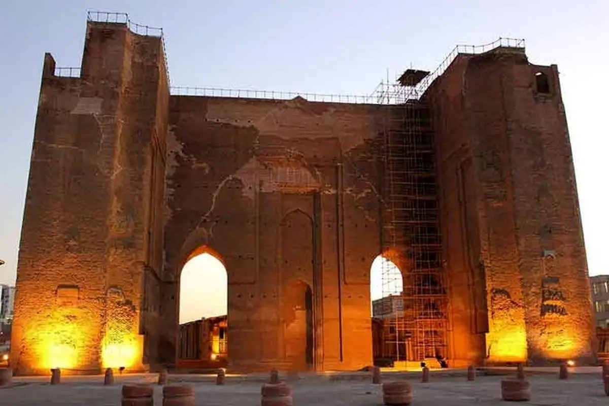 ارگ تاریخی تبریز هم‌زمان با سایر بناهای تاریخی استان پذیرای گردشگران است/ افزایش ساعات بازدید در ایام پیک سفر