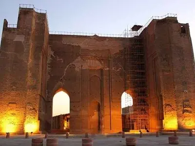 ارگ تاریخی تبریز هم‌زمان با سایر بناهای تاریخی استان پذیرای گردشگران است/ افزایش ساعات بازدید در ایام پیک سفر