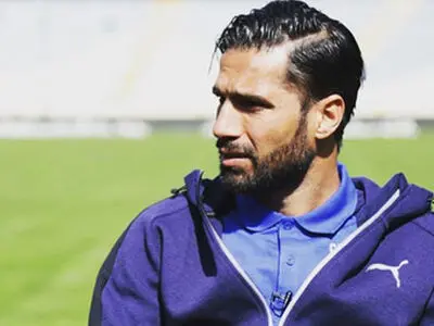  بیشتر دوستان من پرسپولیسی هستند ولی اگر کل‌کل کنند پوست‌شان را می‌کنم/ برای اسمم جنگیدم اما خیلی‌‌ها برای کاپیتانی آن را زیر سوال بردند/ آهای استقلالی‌ها من باسابقه‌ترین بازیکن تیم‌تان هستم اما قربانی باندبازی شدم