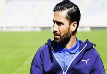 بیشتر دوستان من پرسپولیسی هستند ولی اگر کل‌کل کنند پوست‌شان را می‌کنم/ برای اسمم جنگیدم اما خیلی‌‌ها برای کاپیتانی آن را زیر سوال بردند/ آهای استقلالی‌ها من باسابقه‌ترین بازیکن تیم‌تان هستم اما قربانی باندبازی شدم