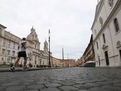Coronavirus deaths fall again in Italy but lockdown extension looms