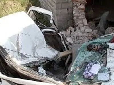 یک کشته؛ حاصل برخورد خودروی سمند با یک مغازه در جاده قم - اراک 