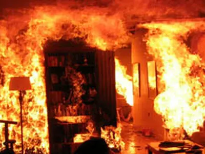 نجات 10 نفر از آتش‌سوزی انبار ضایعات در مشهد