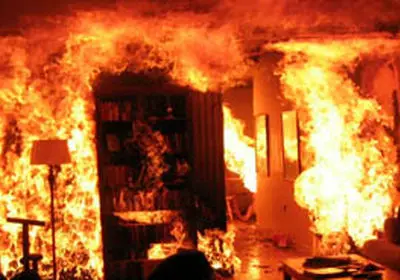 نجات 10 نفر از آتش‌سوزی انبار ضایعات در مشهد