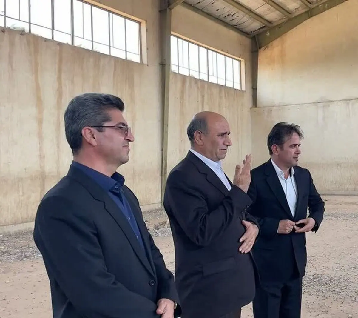 تاکید فرماندار مرکز لرستان بر بازسازی ورزشگاه رها شده روستای دارایی شهرستان خرم‌آباد