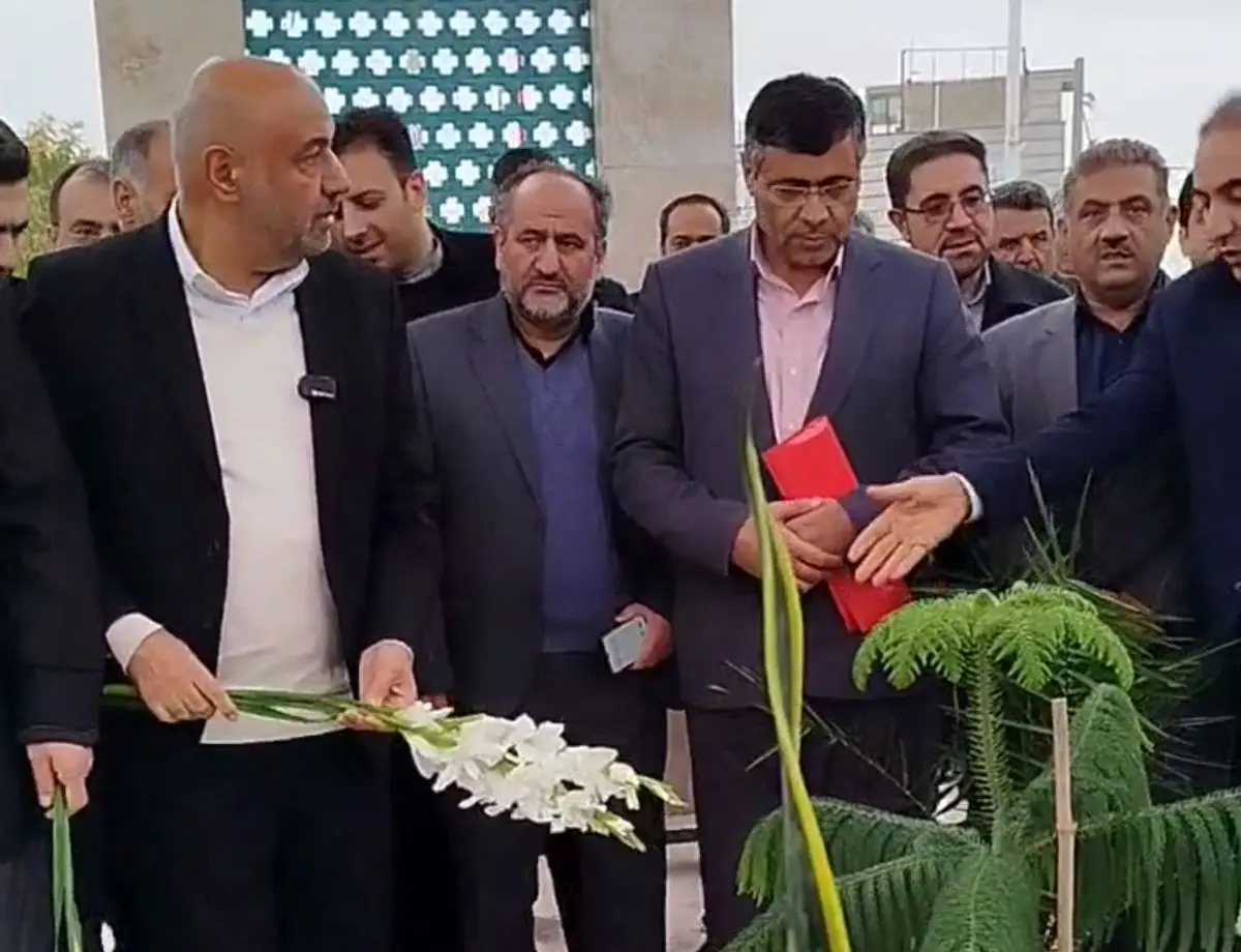 ادای احترام وزیر کار به شهدای قزوین 