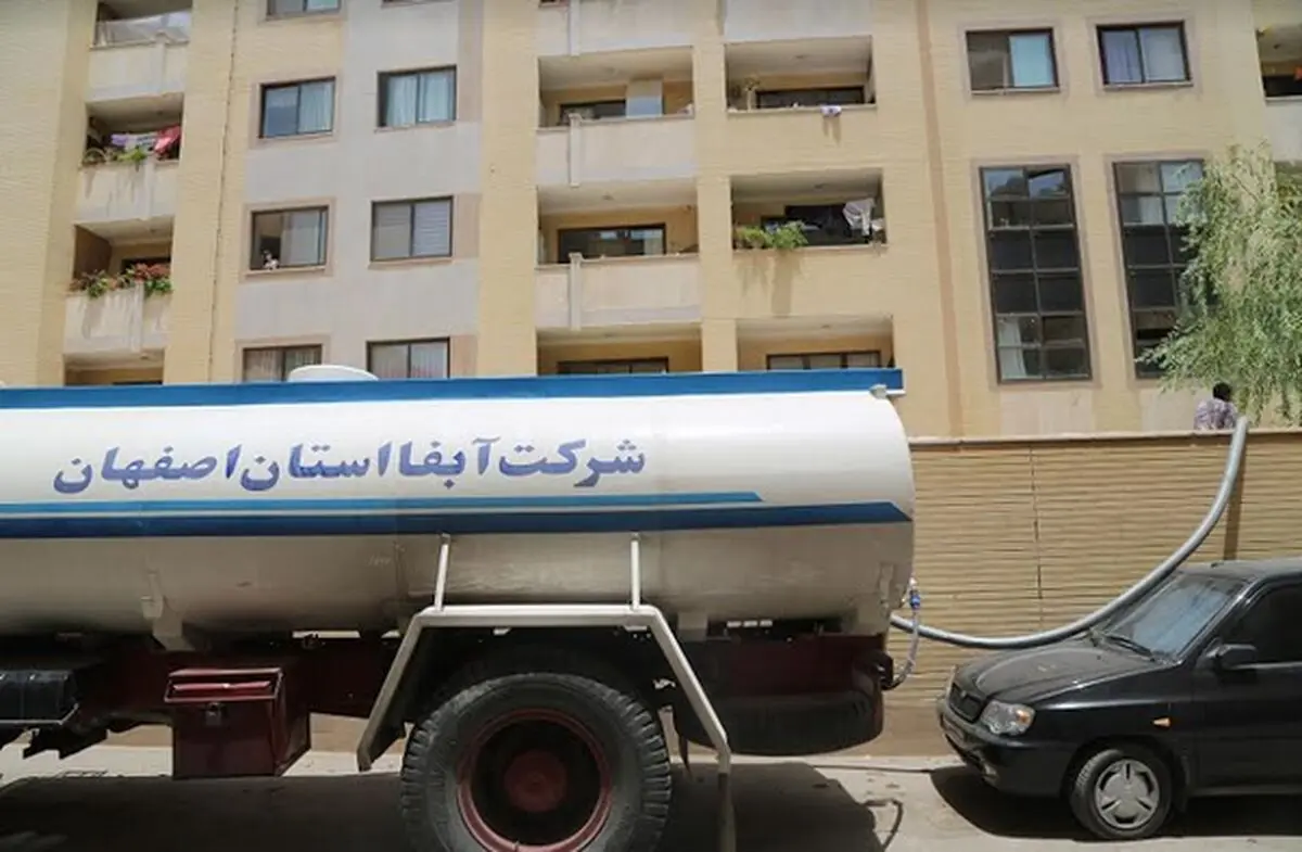ادامه آبرسانی سیار از طریق تانکر در سطح شهر اصفهان