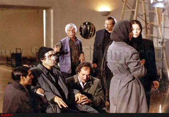  شمسايي، عرش پورزارعي، بهرام بيضايي، كاظم افرندنيا در پشت صحنه فيلم سگ كشي(۱۳۷۹)