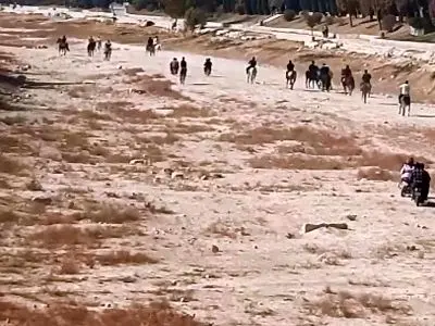 زاینده‌ رود تبدیل به پیست اسب‌ سواری شد + فیلم