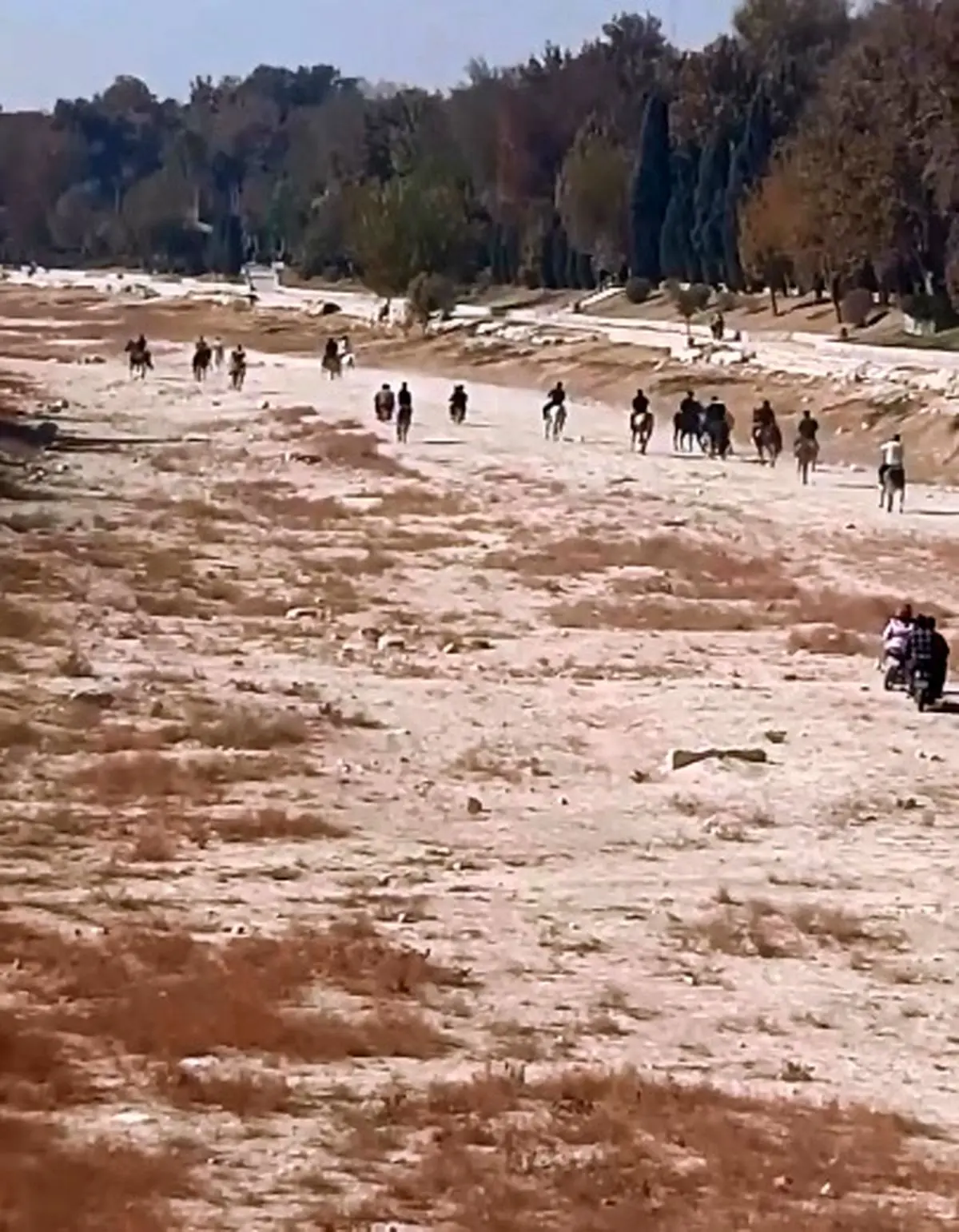 زاینده‌ رود تبدیل به پیست اسب‌ سواری شد + فیلم