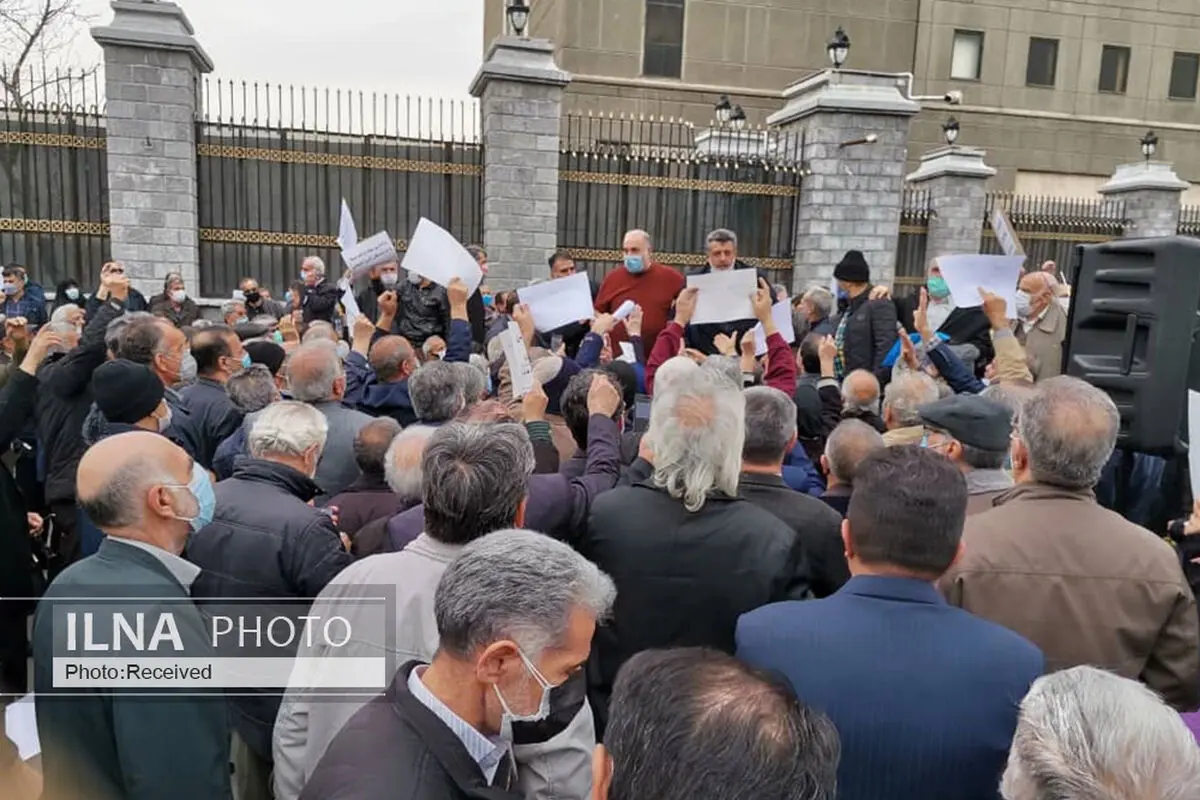 تجمع بازنشستگان کارگری مقابل مجلس/ هنوز دریافتی‌مان نصف خط فقر است!