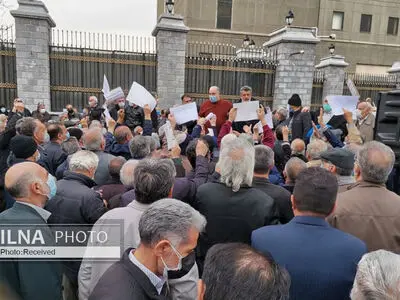 تجمع بازنشستگان کارگری مقابل مجلس/ هنوز دریافتی‌مان نصف خط فقر است!