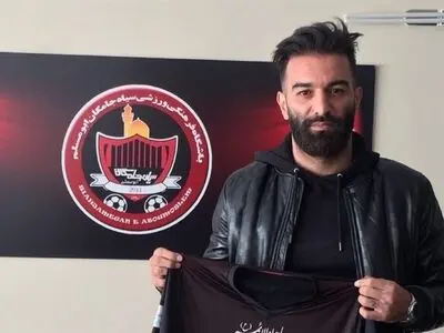 ثبت قرارداد عمران‌زاده و اکبرپور در هیئت فوتبال مشهد
