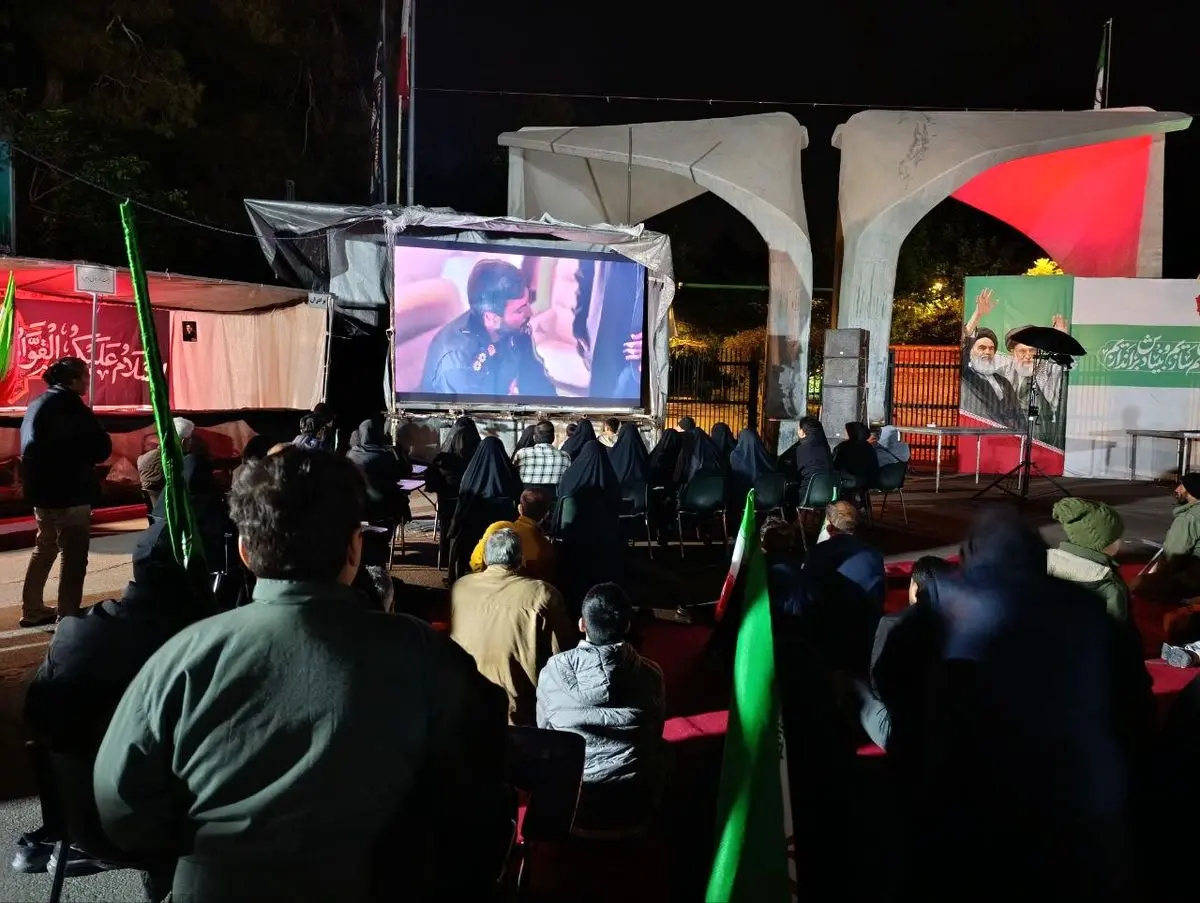 اکران سیار فیلم سینمایی «احمد» در سردر دانشگاه تهران