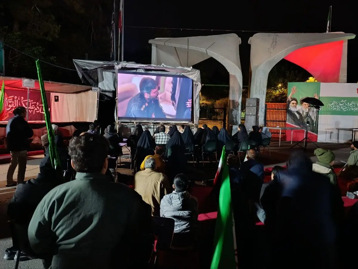 اکران سیار فیلم سینمایی «احمد» در سردر دانشگاه تهران