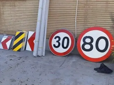 نصب علائم راهنمایی و رانندگی در شهرستان مراوه تپه به جای زندان