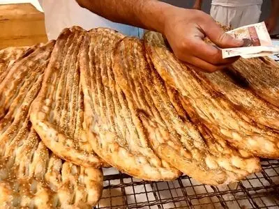 کارگران به خاطر قیمت‌ِ لبنیات و گوشت، سفره‌ی خود را با نان و قند پر کرده‌اند
