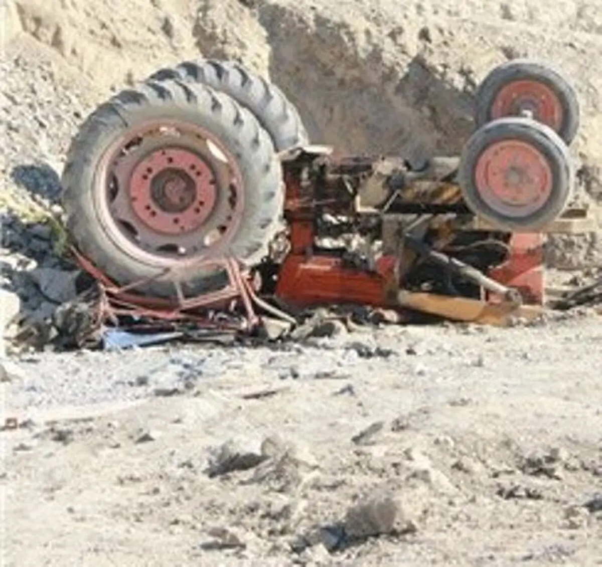 مرگ 2 نفر در گیلانغرب بر اثر واژگونی تراکتور