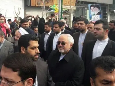 ظریف: الشعب الایرانی متمسک بقوة بالثورة