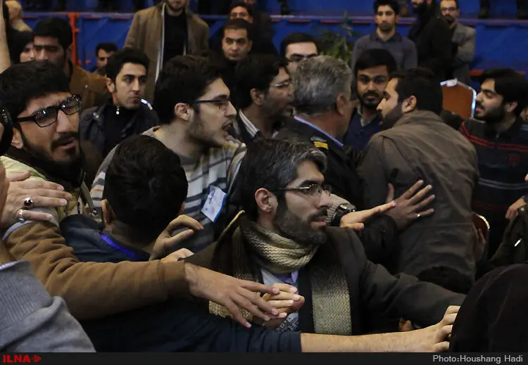 دانشجویان شعار دادند، صدای روحانی گرفت/ پای حصر به روز دانشجو کشیده شد + عکس