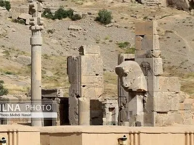 امکان بازدید از تصویرِ پیروزیِ شاپور یکم بر امپراطور روم در نوروز/ انجام  پروژه‌های مرمتی با رویکرد حفاظتی در نقش رستم و تخت جمشید 