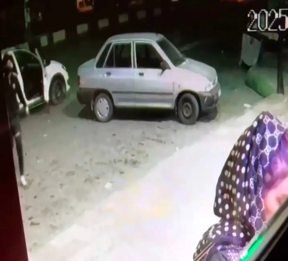 فیلم سرقت برق آسای موبایل دختر جوان مقابل عابر بانک