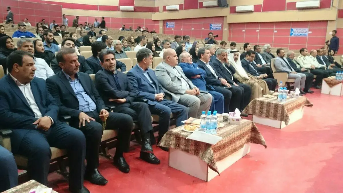 وزیر فرهنگ و ارشاد اسلامی با جمعی از هنرمندان و خبرنگاران منطقه آزاد اروند دیدار کرد