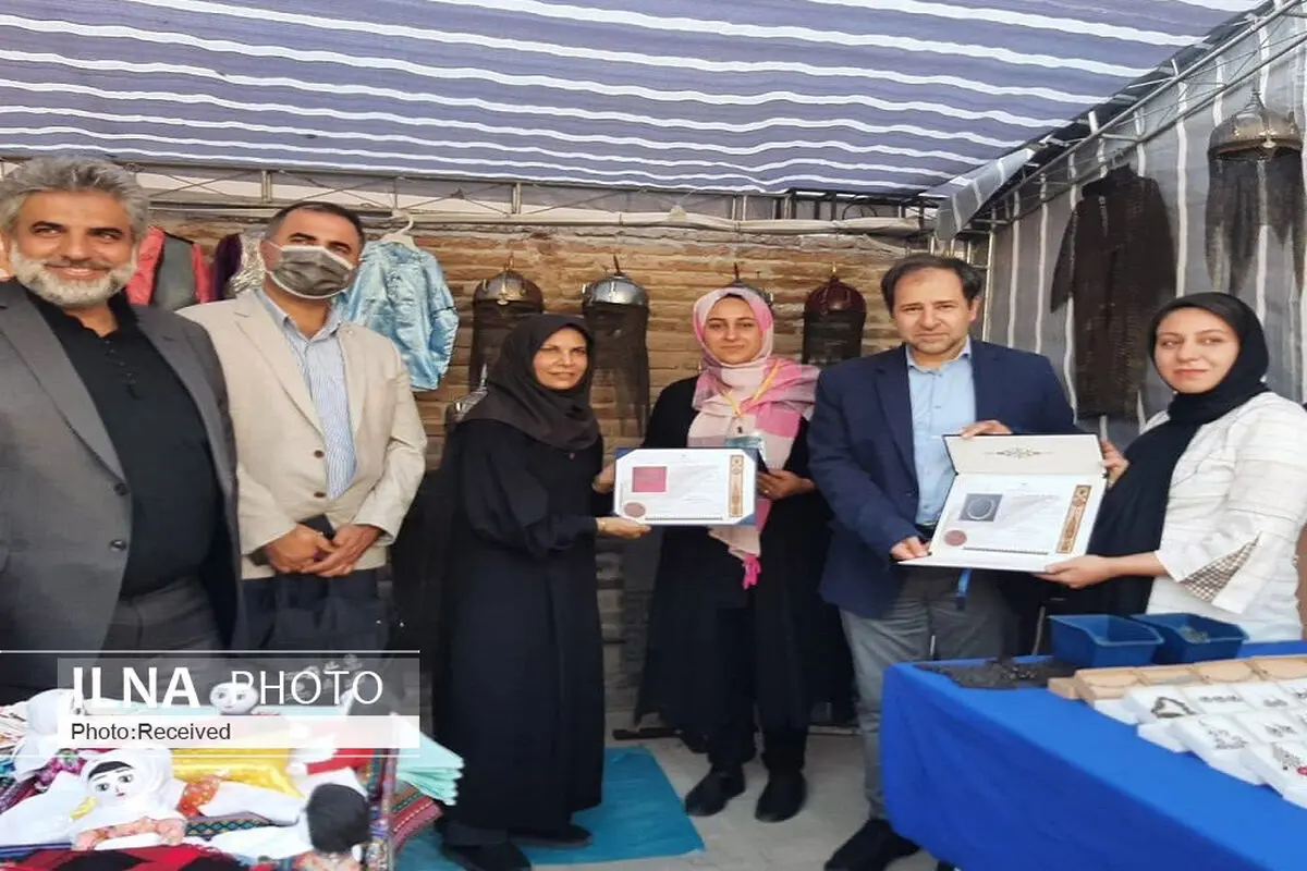 الواح مهر اصالت ملى به هنرمندان صنایع دستى قزوین اهداء شد