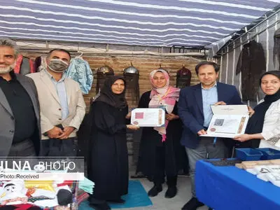 الواح مهر اصالت ملى به هنرمندان صنایع دستى قزوین اهداء شد