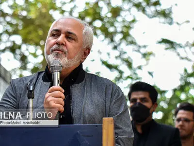 رهبری با وجود همه تهدیدها در دفتر کار، نه در پناهگاه به آرزوی دیرین خود رسید