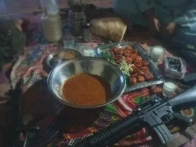 تروریست‌های جیش‌الظلم در حال افطار با اسلحه! + عکس