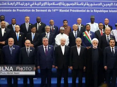 صورة تذكارية لمسؤولي الدول الأجنبية مع الرؤساء الايرانيين