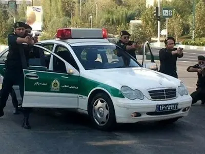 زمین‌گیری مردان نقابدار توسط پلیس استان مرکزی 