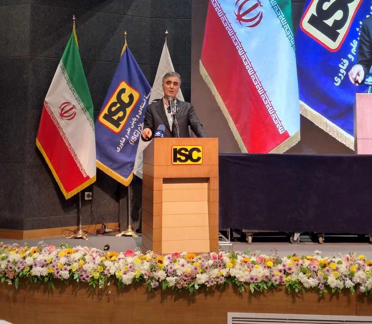 مجبوریم مراودات پولی و بانکی خود را با دنیا توسعه دهیم