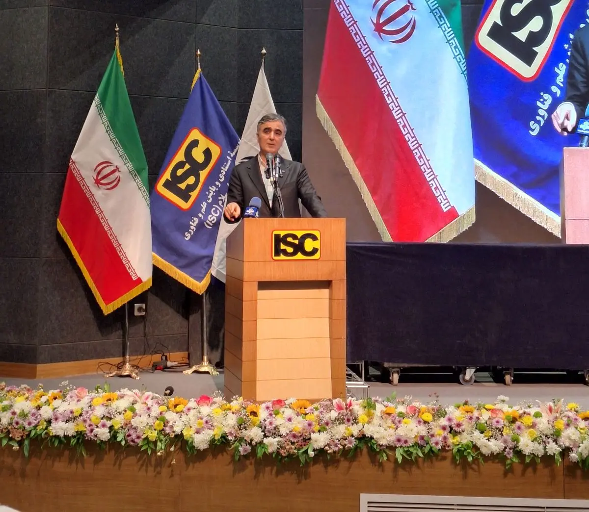 مجبوریم مراودات پولی و بانکی خود را با دنیا توسعه دهیم