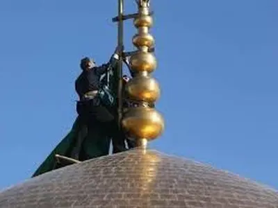 تعویض پرچم حرم مطهر رضوی بمناسبت وفات حضرت معصومه (س)+فیلم