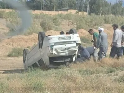 کمک بی نظیر مردم برای خارج کردن سرنشینان خودروی چپ کرده + فیلم