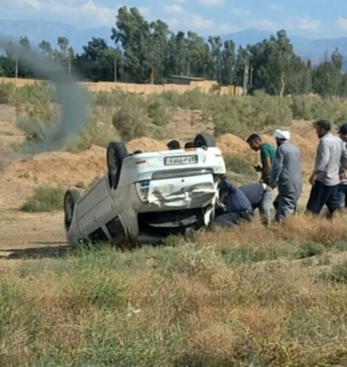 کمک بی نظیر مردم برای خارج کردن سرنشینان خودروی چپ کرده + فیلم