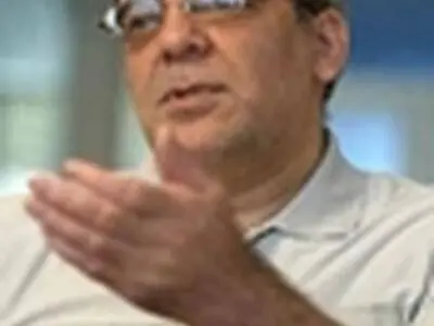 عباس عبدی مطالب منتشر شده علیه خود و فرهادی را تکذیب کرد