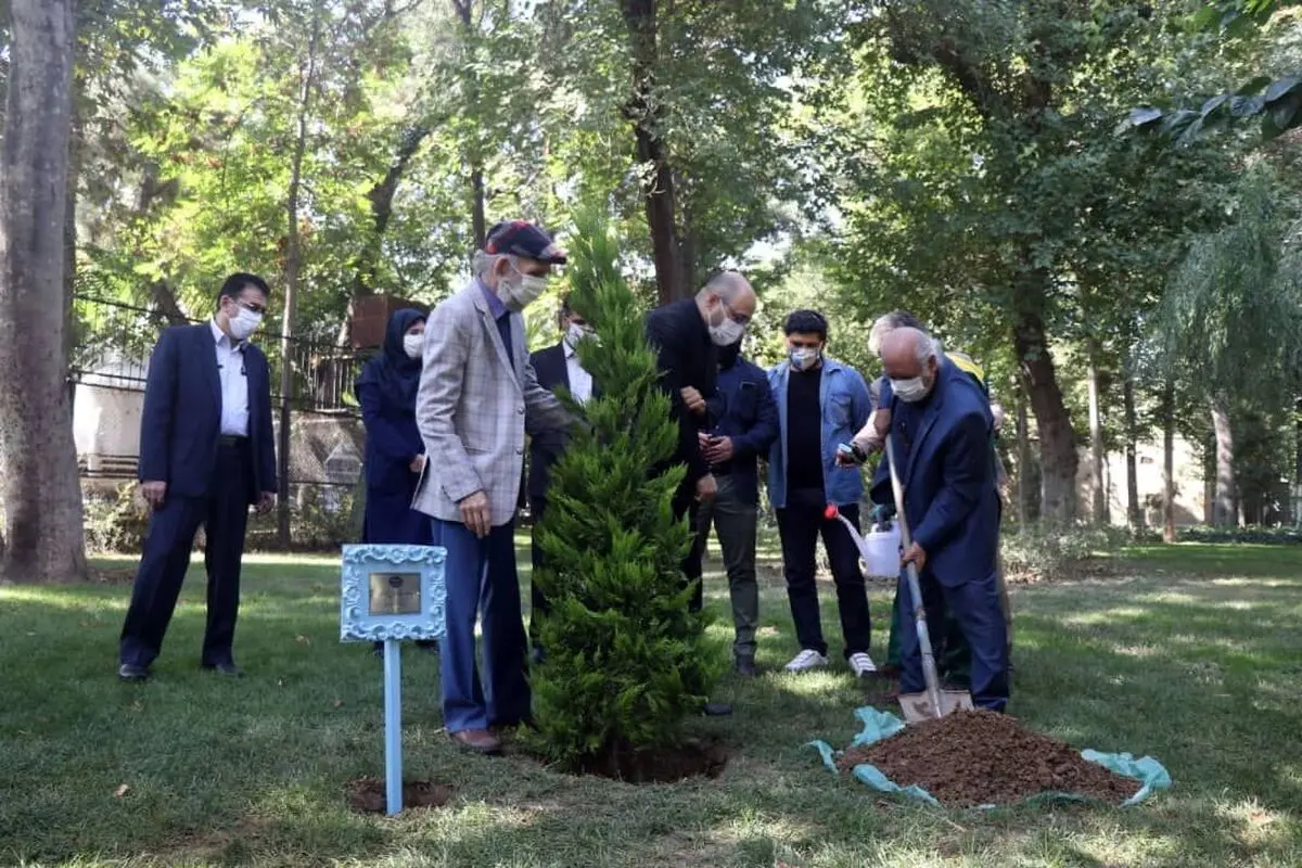 پنجاه و پنجمین سالگرد تاسیس تماشاخانه سنگلج برگزار شد/ کاشت درختی به نام و یاد عباس جوانمرد