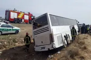 واژگونی اتوبوس در محور سروستان-شیراز 15 مصدوم برجای گذاشت