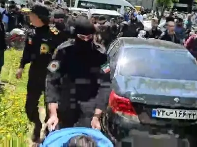 لحظه ورود ۶ اراذل خیابان بهشتی به محل جرم و مواجهه مادر یکی از افرادی که این اراذل مجروحش کردند + فیلم